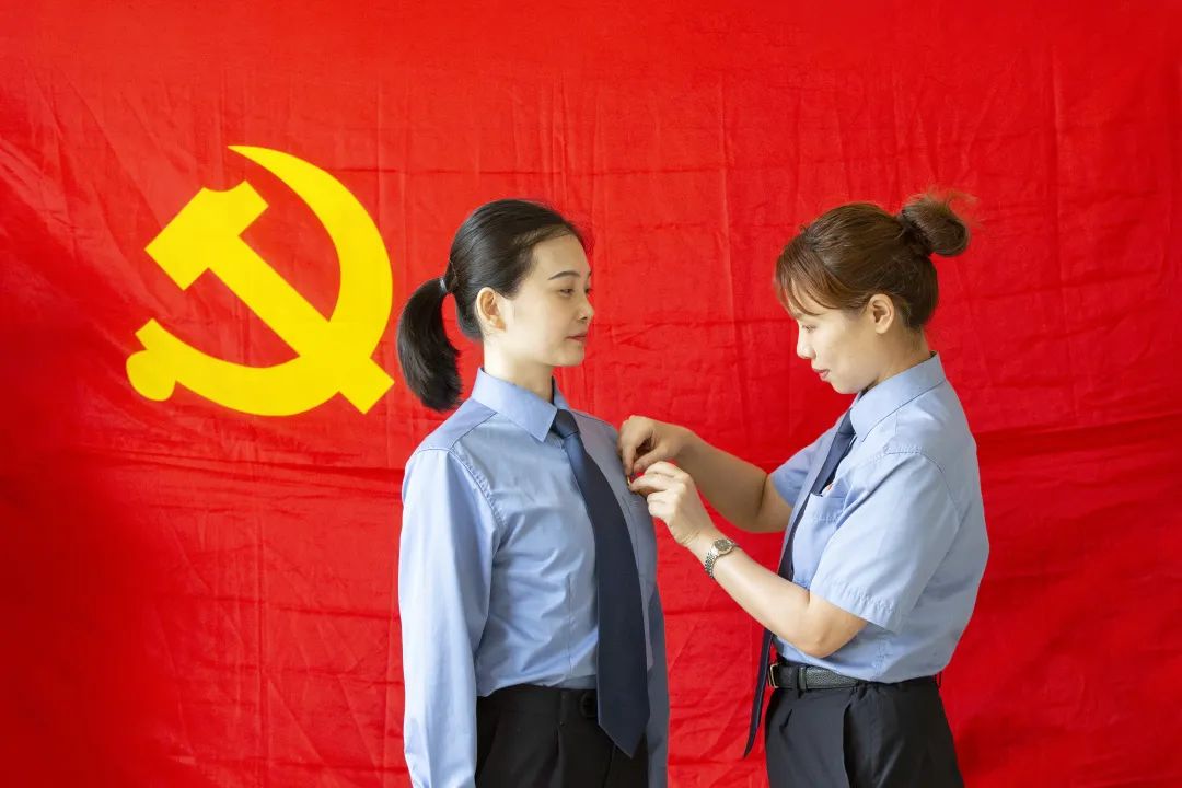 我与党旗合张影对党说句心里话