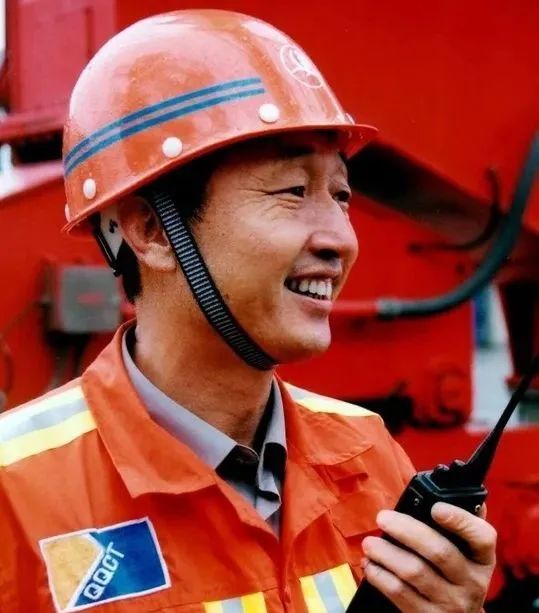 许振超先后荣获改革先锋,全国优秀共产党员,全国劳动模范,全国五一