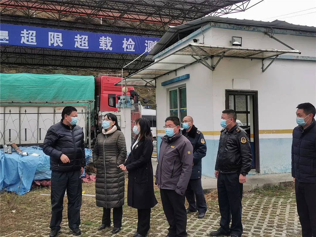在川主寺镇疫情防控卡点处,督导组检查工作人员值班值守及住宿情况