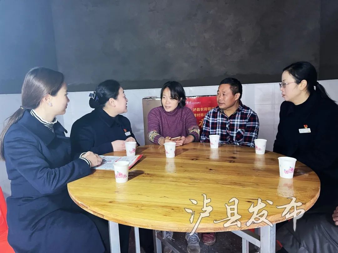 新房子修得很满意泸县这两户村民搬新家喽