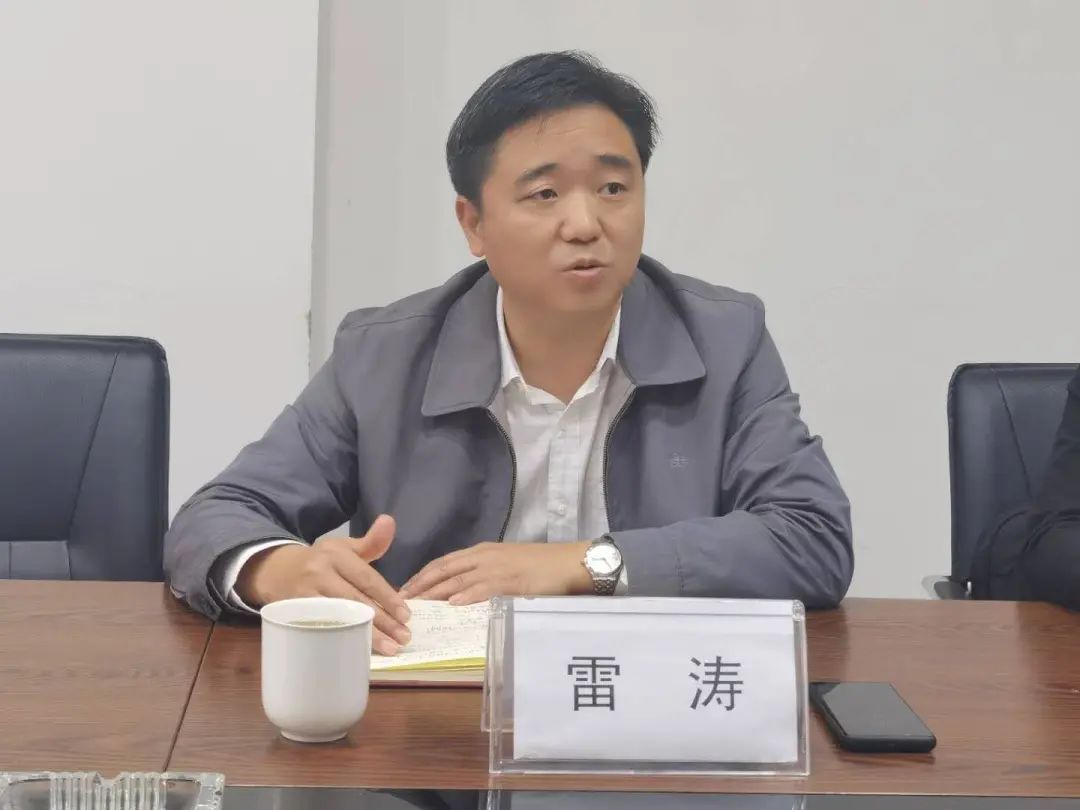 雷涛局长一行先后深入宜宾市"两客一危"监控平台,随机抽查平台车辆
