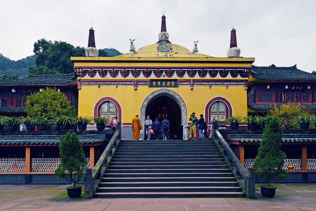 峨眉山寺庙的秋,看一眼就沉醉