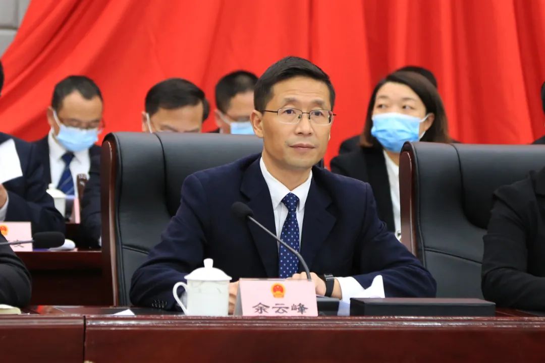 区委书记余云峰在讲话中,对大会的圆满成功和新当选的同志表示热烈的