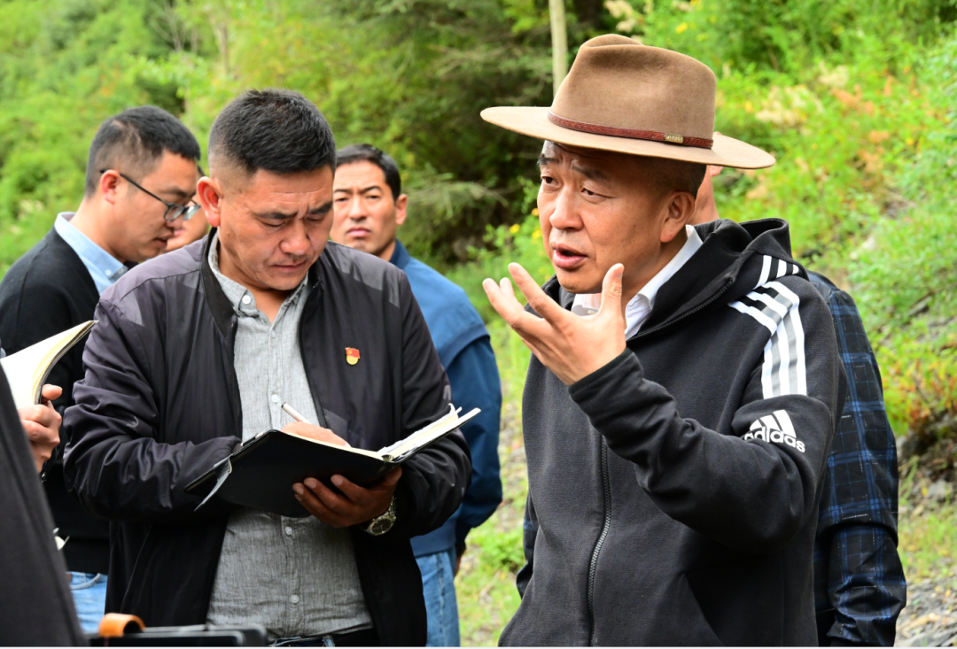 壤塘县委书记张德发县委副书记代理县长王甲深入中壤塘镇开展综合调研