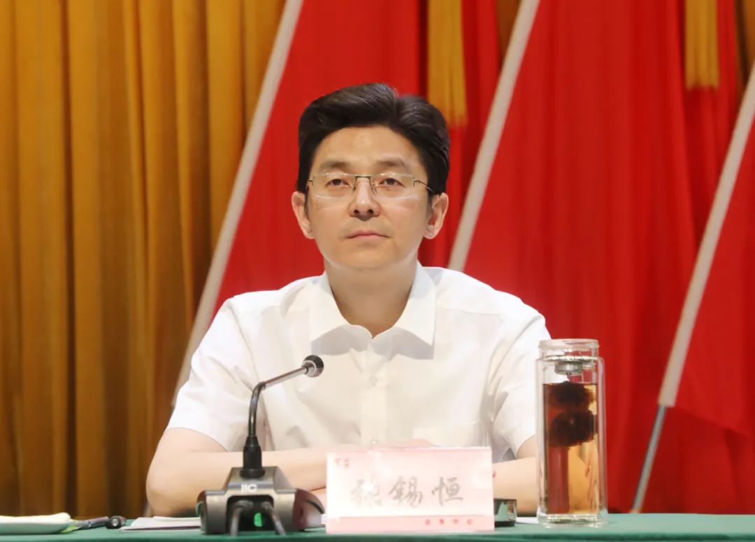 区委副书记张锡恒主持会议.会议现场点击一下"三江
