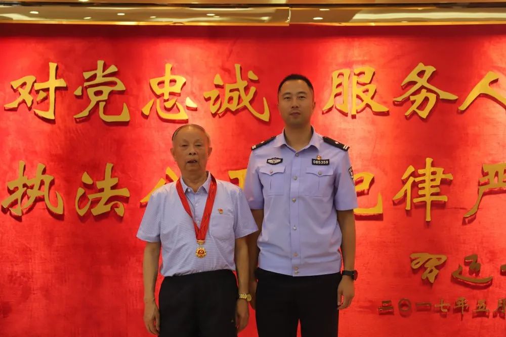 县公安局党委委员,政委梁一航参加仪式并颁发纪念章