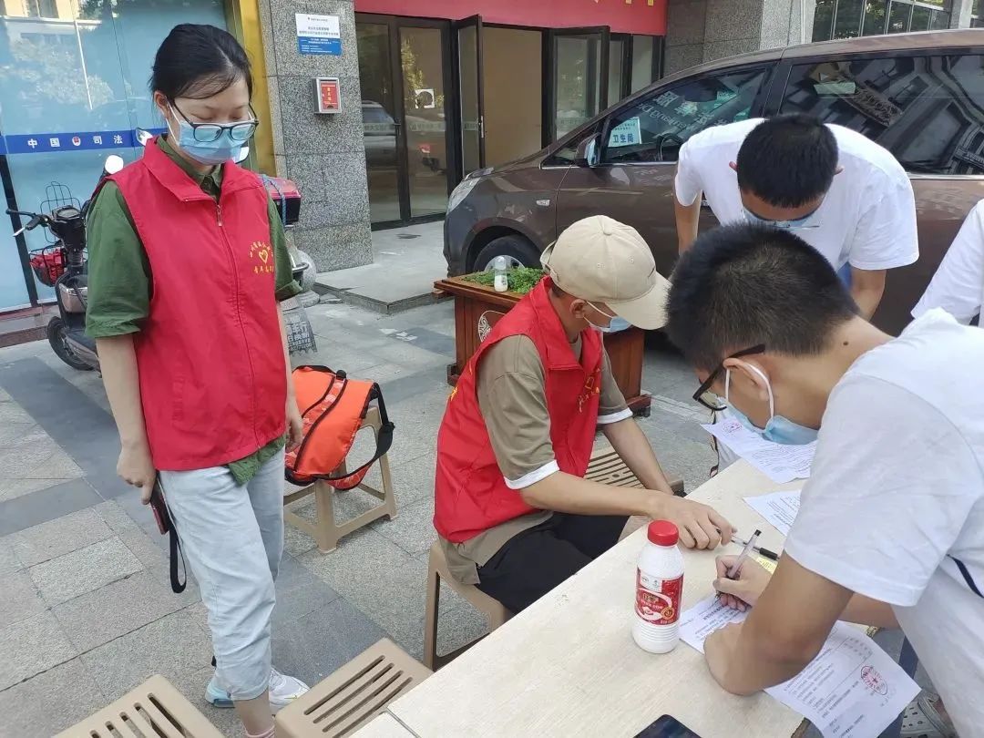 温江中学校团委参与社区治理助力疫苗接种