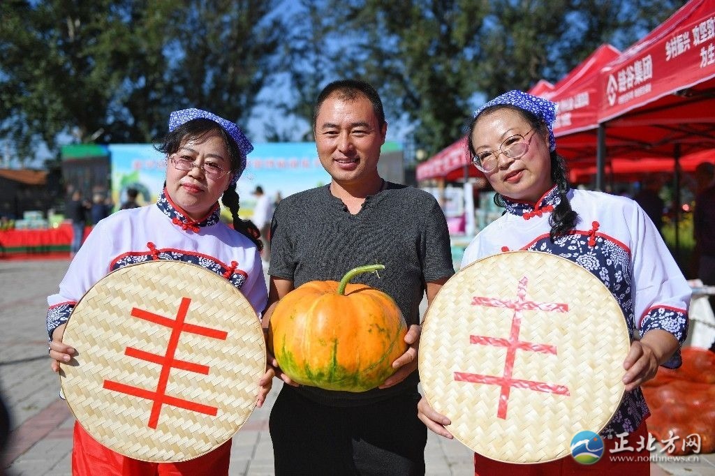 村民们载歌载舞庆丰收,与到场游客分享喜悦心情,活动现场还展示了黄合