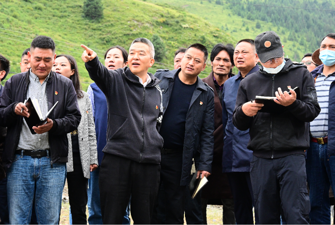 壤塘县委书记张德发县委副书记代理县长王甲深入中壤塘镇开展综合调研