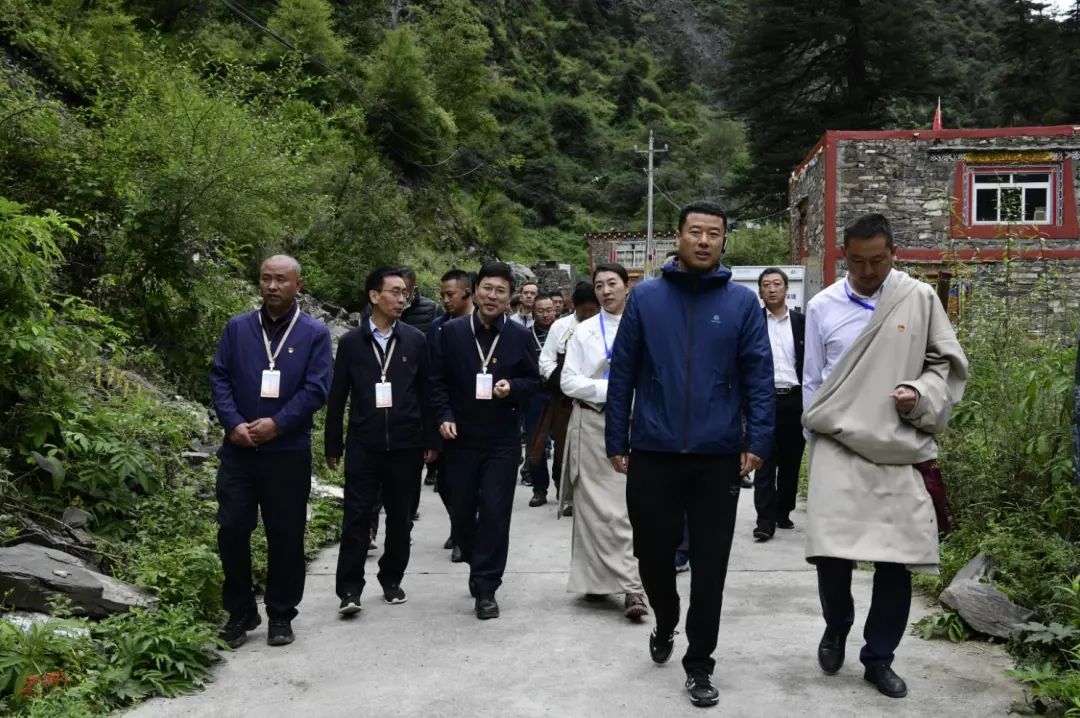 6日一早,县委副书记,代理县长王甲,县委副书记达尔吉分别带考察团来到