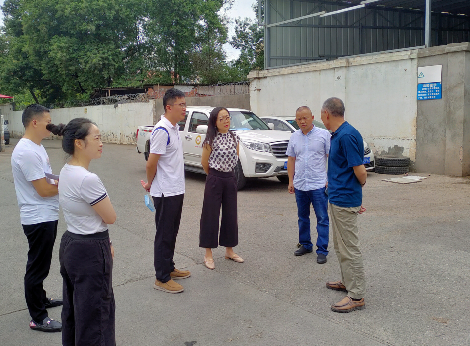 杜凌艳先后实地察看了藤原豆腐店,等风来民宿,沿山路至建材路与文旭路