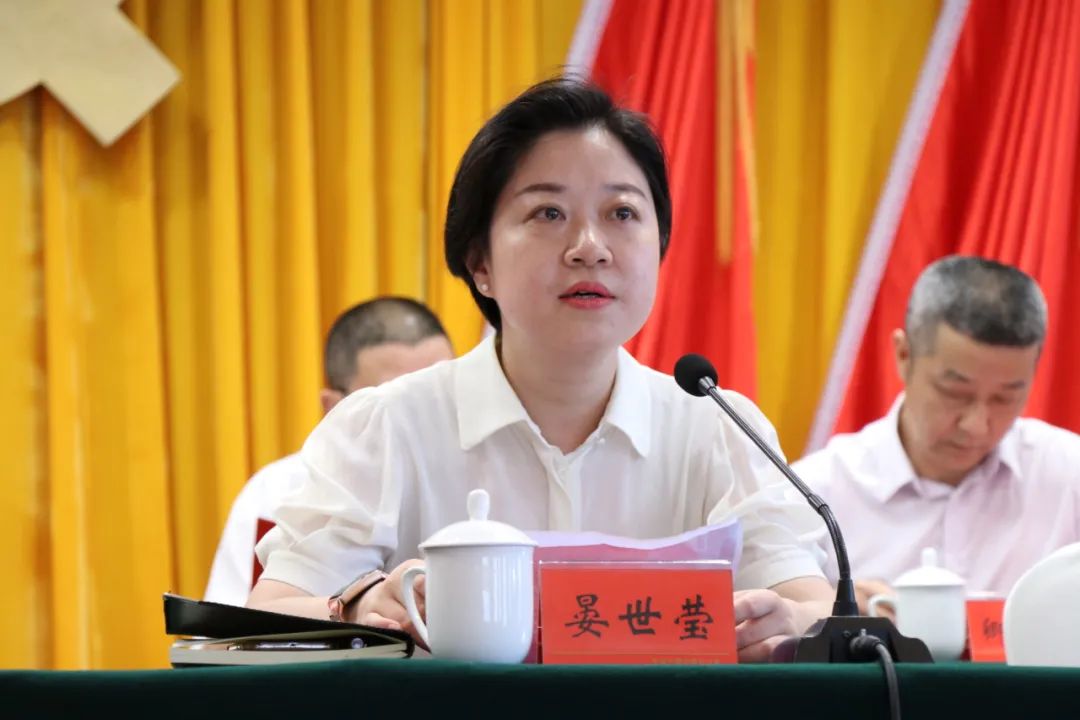 晏世莹宣读了《中共什邡市委关于表彰优秀共产党员,优秀党务工作者和