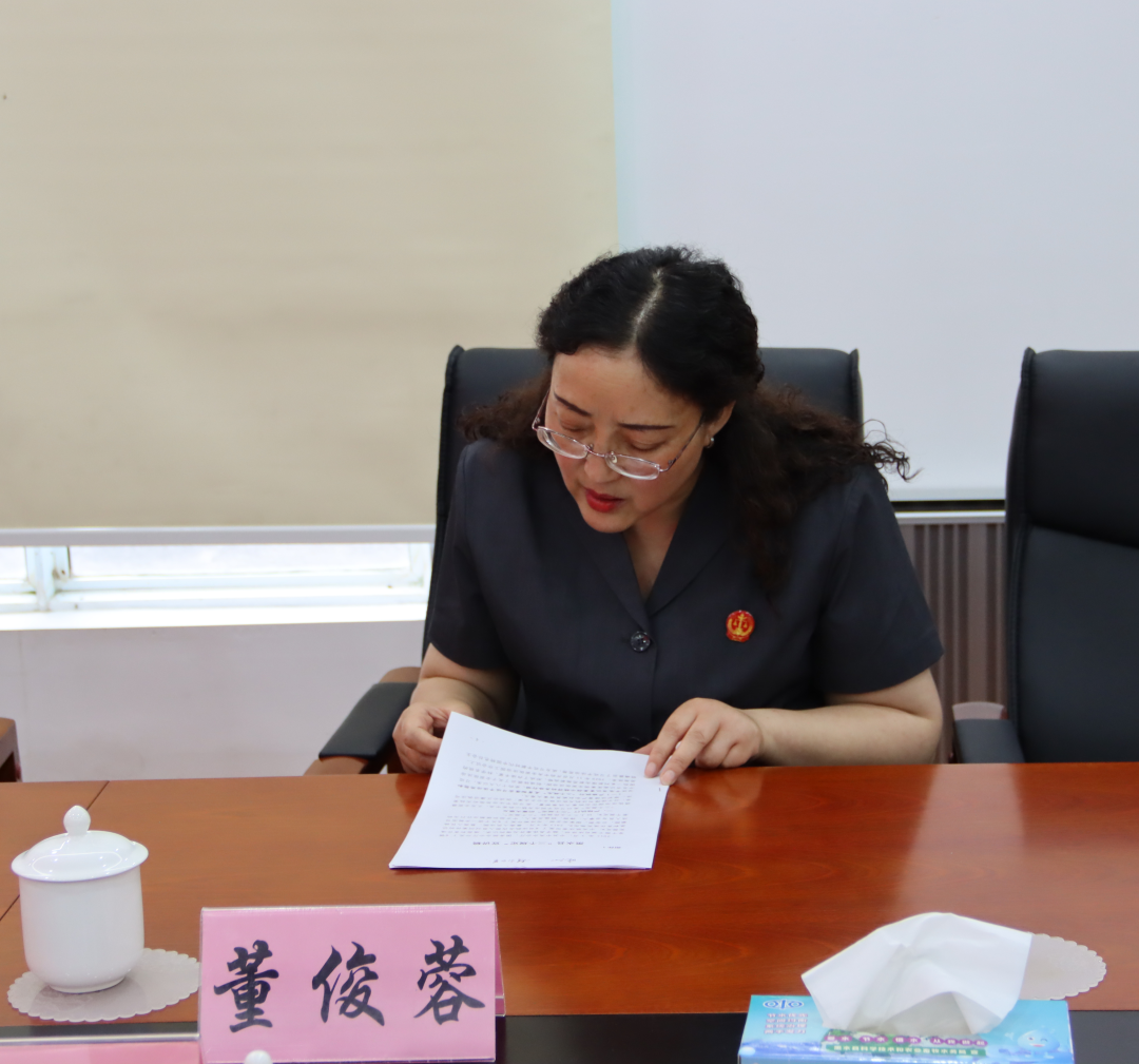 院党组成员,副院长董俊蓉受党组书记,院长陈宏毅委托,向县委领导班子