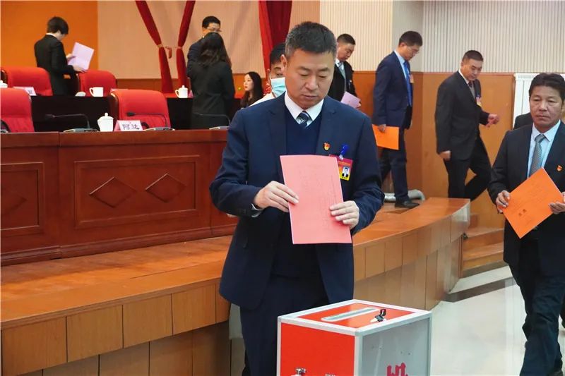 走进党代会中国共产党若尔盖县第十四次代表大会举行第二次全体会议