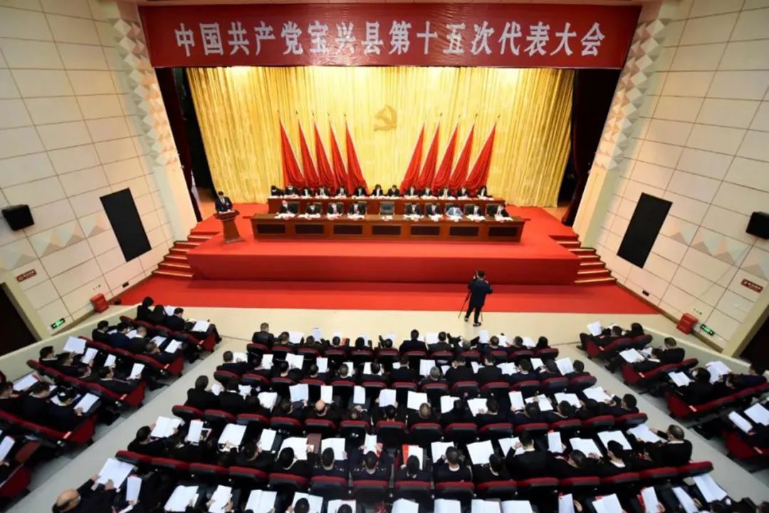 护航党代会会场内外展风采履职尽责护平安