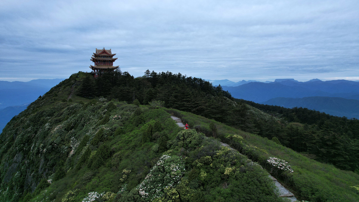 5月27日,峨眉山最高峰万佛顶正式重新对外开放.