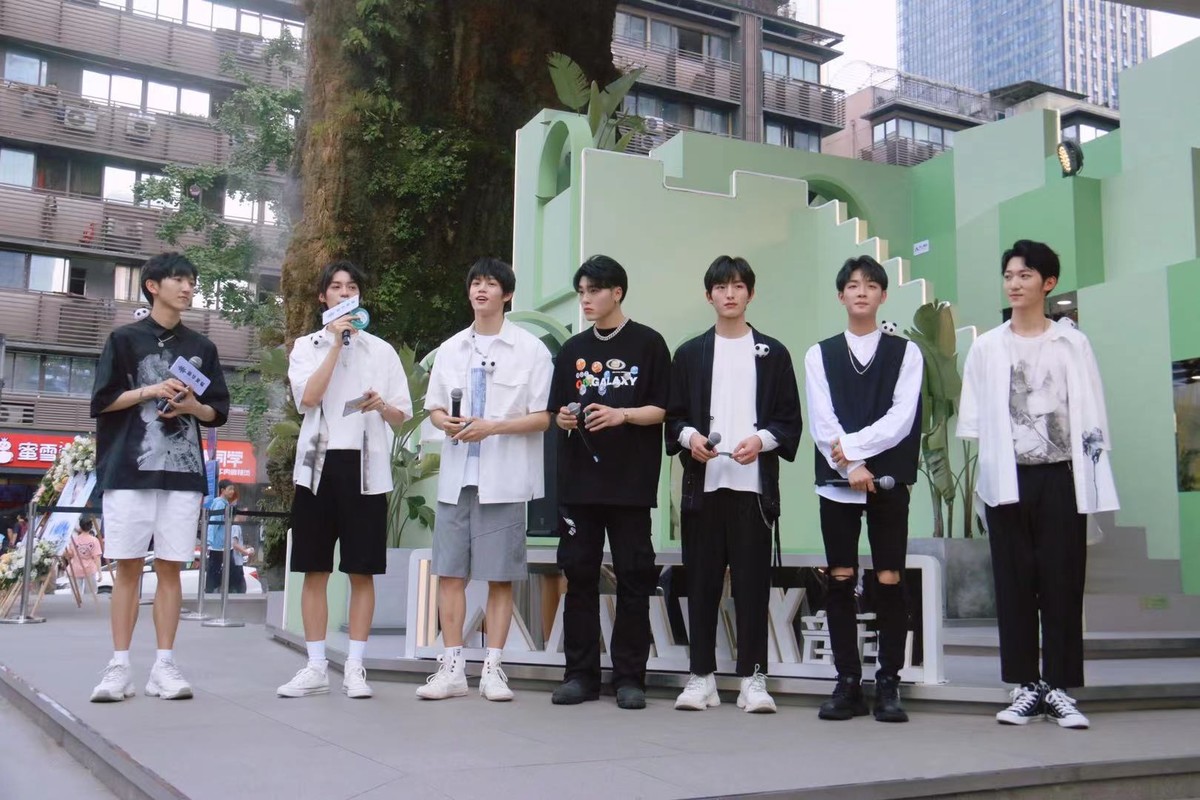 爆款综艺创造营2021选手屈柏宇刘聪归来五一成都街头放歌