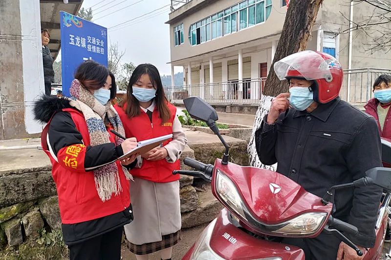 大学生志愿者助力疫情防控彰显青年担当