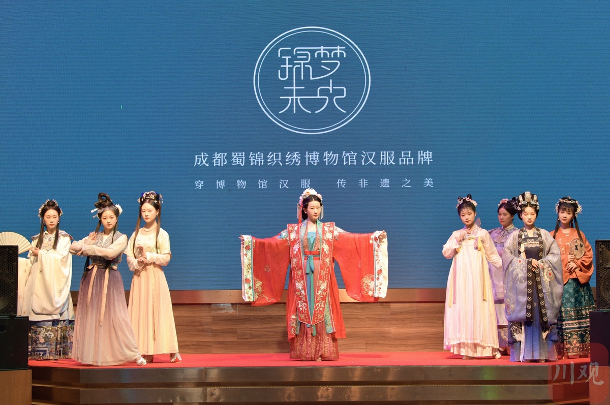 成都一商场母亲节活动破圈四川造蜀锦汉服首秀本土秀场