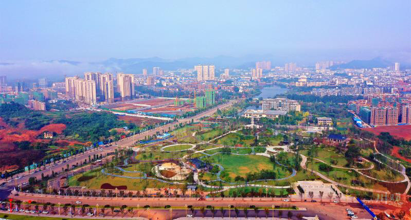 在南充市西充县城南新区,一片面积300余亩的绿地吸引了不少