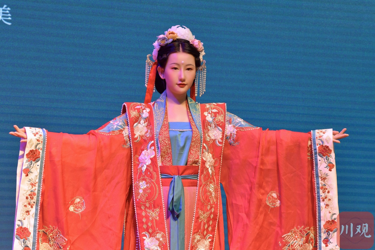 成都一商场母亲节活动破圈四川造蜀锦汉服首秀本土秀场