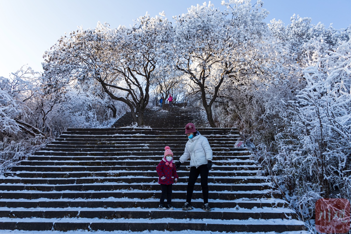 白雪雾凇绵阳千佛山变身童话世界
