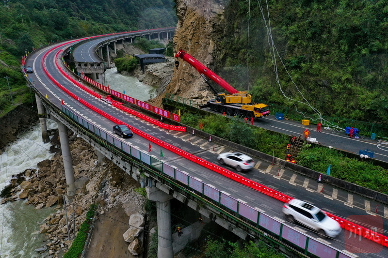 航拍雅西高速石棉山体崩塌路段恢复单幅双向通行排险加固仍在继续