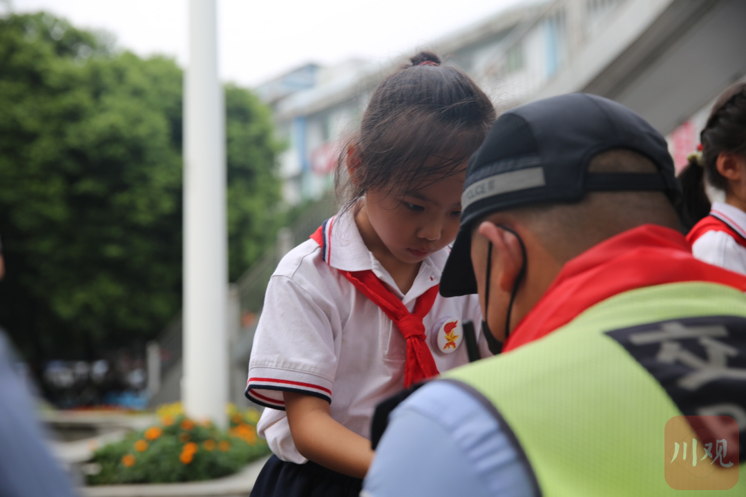 江油北门口公安交警执勤岗亭发生了暖心一幕,几名小学生来到执勤岗亭