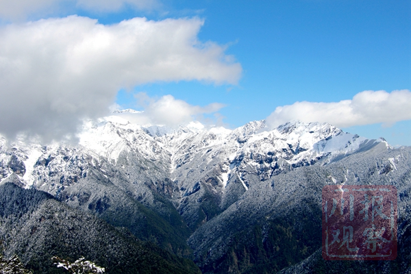 10月10日,連日的降雪戛然而止,久違的陽光照在喇叭河景區內海拔3800米