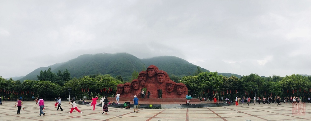冕宁红军广场上,彝族群众欢度火把节