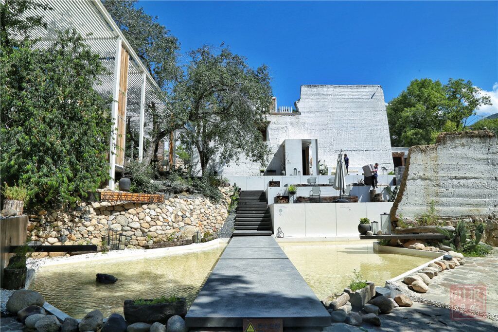 11日,甘孜州乡城县青德镇仲德村,7辆法拉利跑车在乡城的"网红"民宿