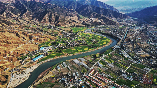 这是记者在凉山州西昌市月华乡至冕宁县沙坝,漫水湾一段看到的情景.