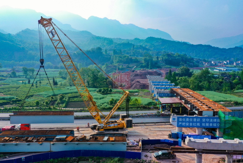 成雅快速通道雅西高速跨线桥完成单幅吊装 - 川观新闻