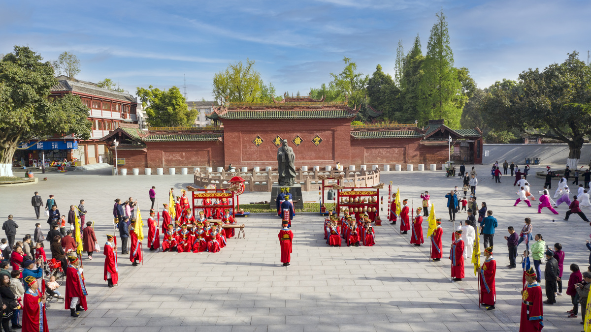 崇州文庙今日起行礼开庙孔子像前钟鼓齐鸣