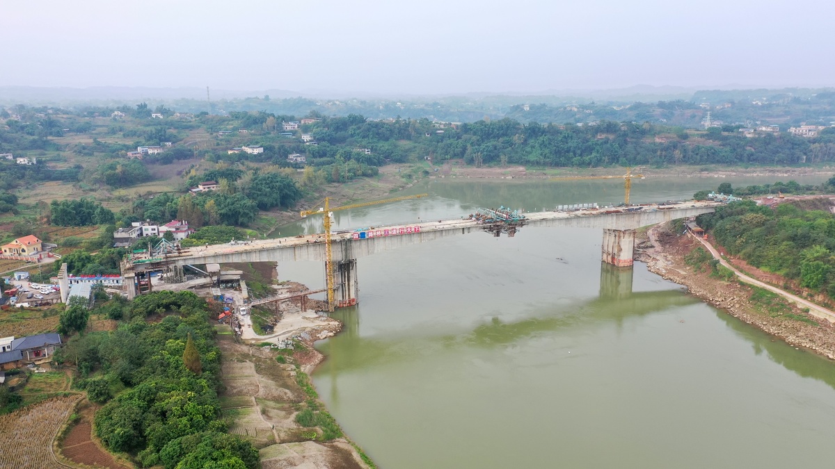 航拍惠及50万人出行泸州胡市沱江大桥成功合龙预计明年2月功能性通车