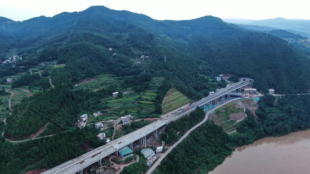就在刚刚,镇广高速王通段全线双幅贯通 - 川观新闻