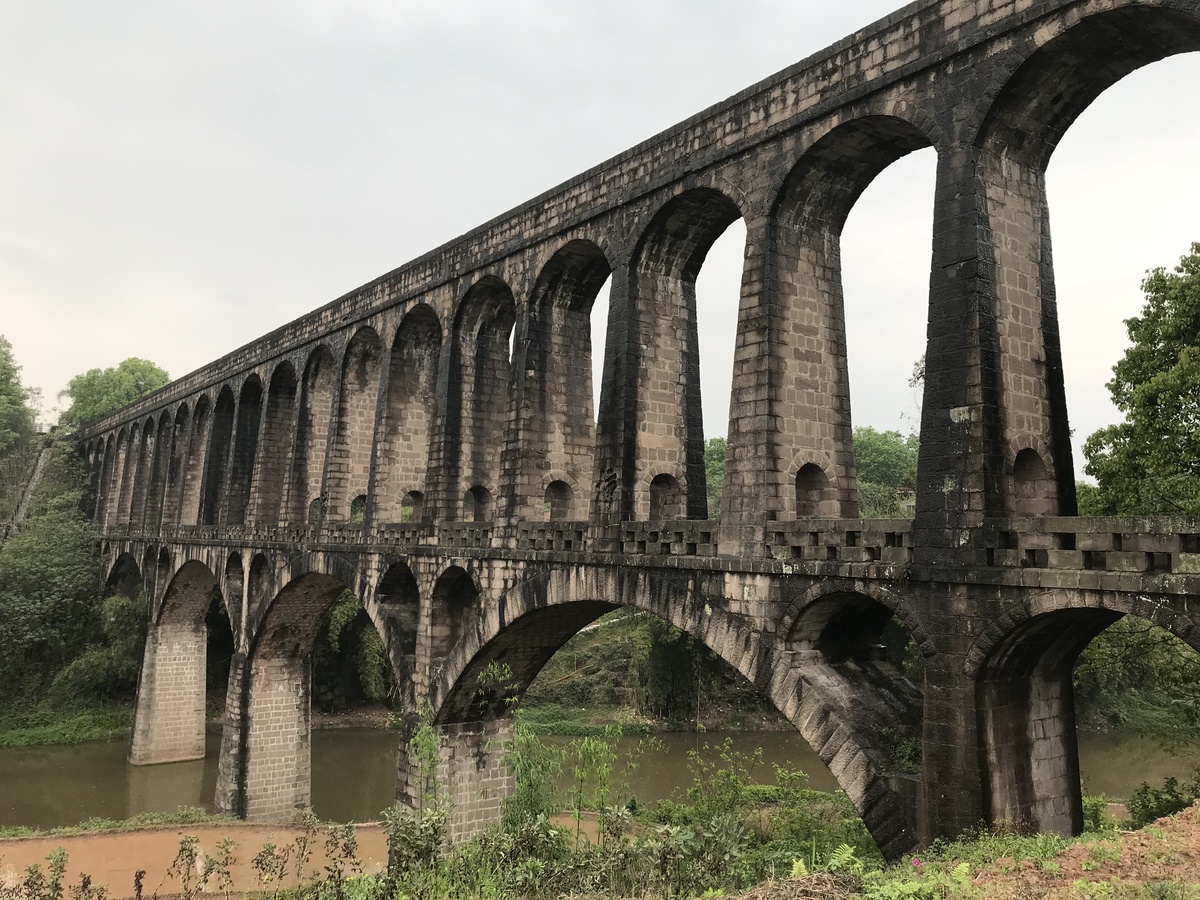 瀘縣奇峰鎮,一座似橋非橋的建築卻分外搶眼.