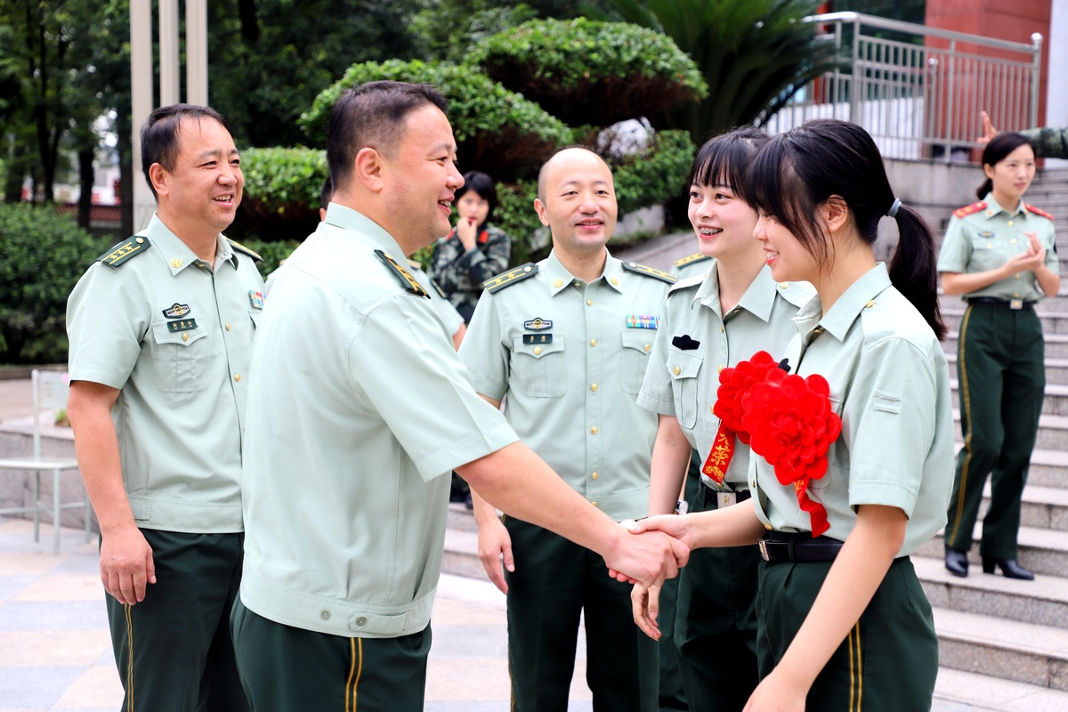 武警四川省总队医院欢送退伍老兵光荣返乡