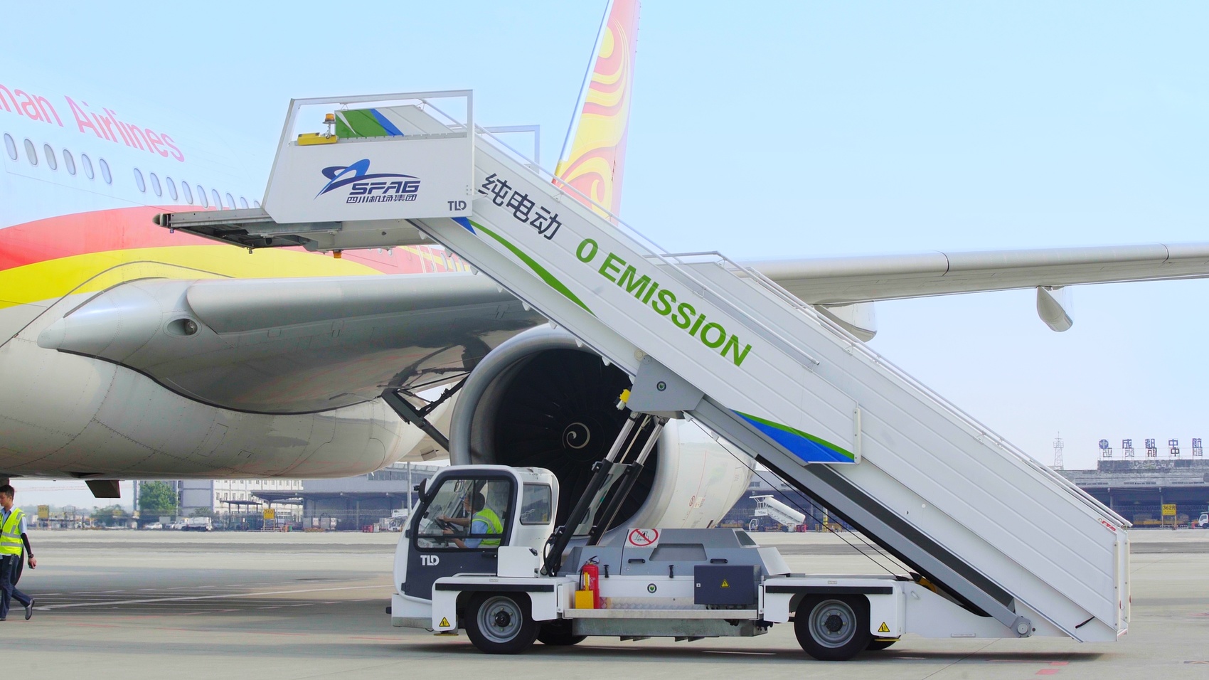 双流机场纯电动客梯车.