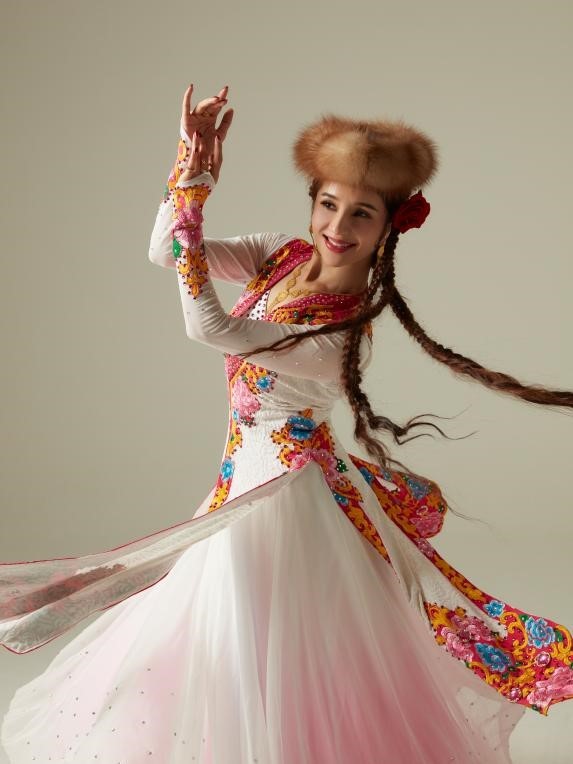 《莱尔扎恩 》乌孜别克族(女独)古丽米娜比如此前引燃观众口碑的舞剧