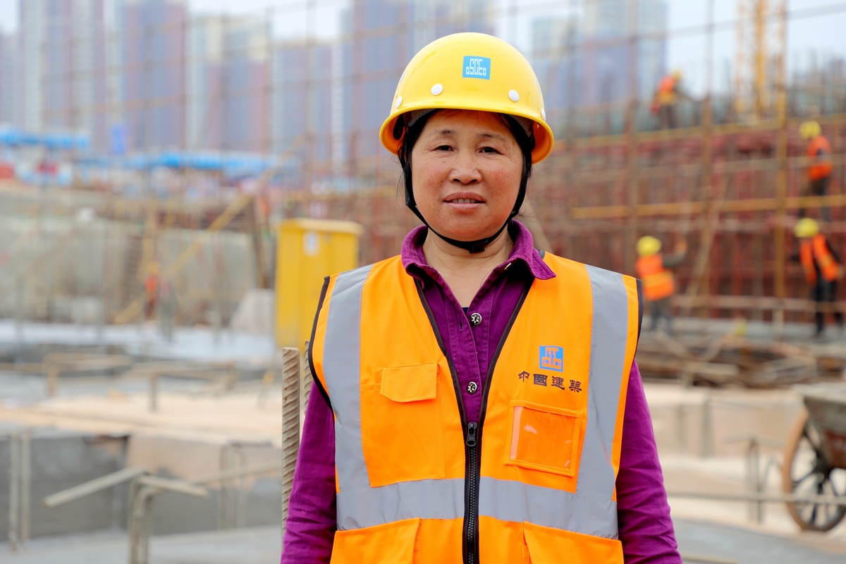 从工地穿越到戏台建筑女工上演川剧大变脸