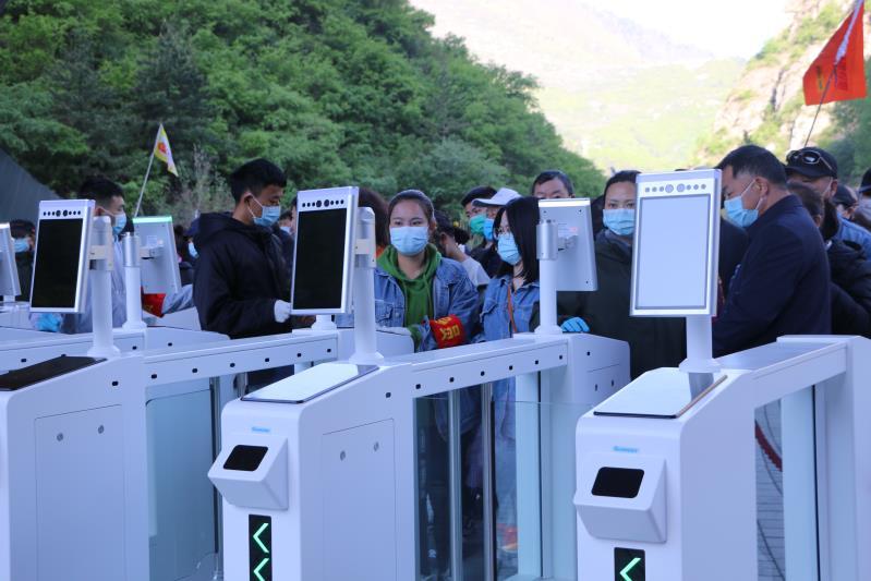 五一假期首日,九寨沟景区逾万游客体验快速过检票闸机