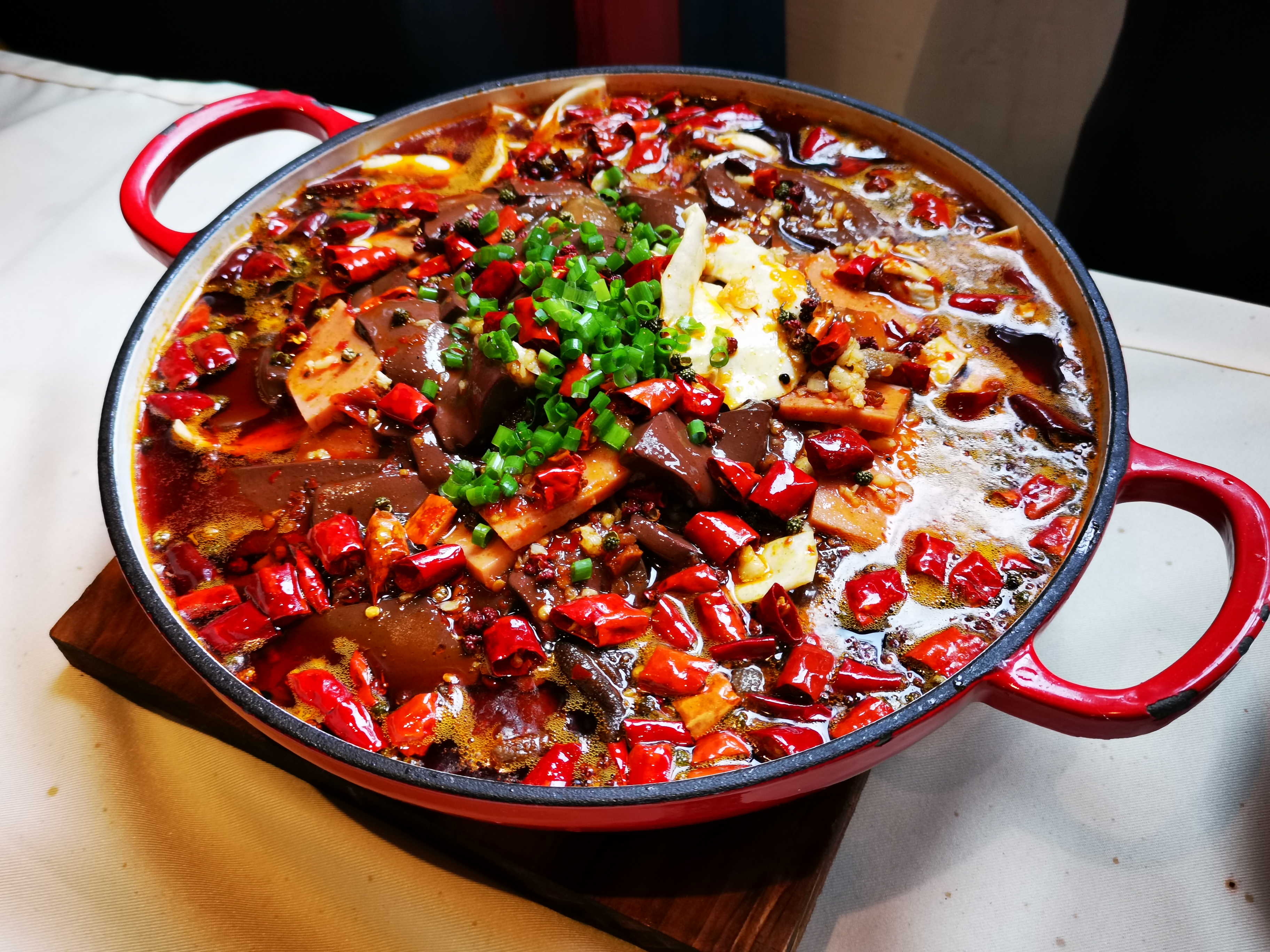 多道经典川菜掀起申报非遗热 "回锅肉"打头阵"毛血旺""活渡鱼"一起上