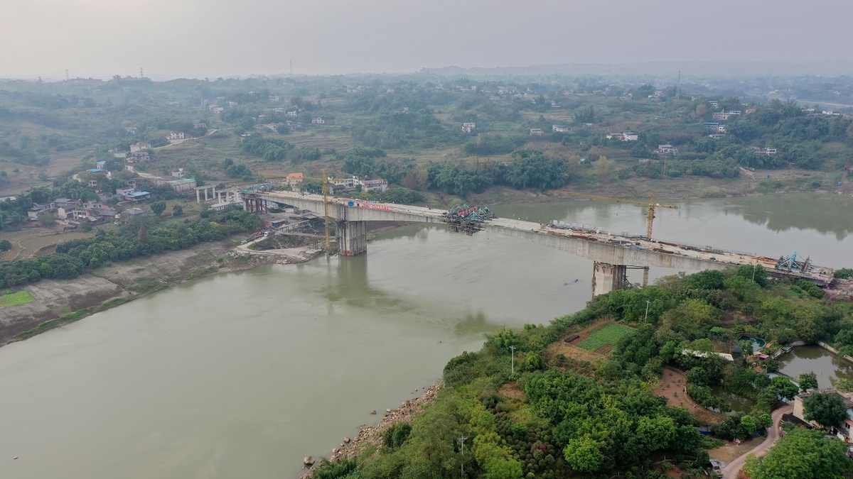 航拍惠及50万人出行泸州胡市沱江大桥成功合龙预计明年2月功能性通车