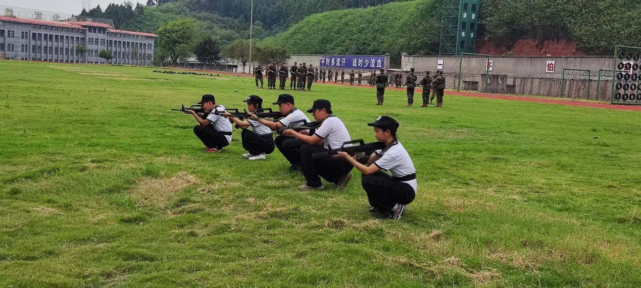 當最後一天交流完培訓心得後,離家7天的小學員們在大屏幕上看到了爸爸