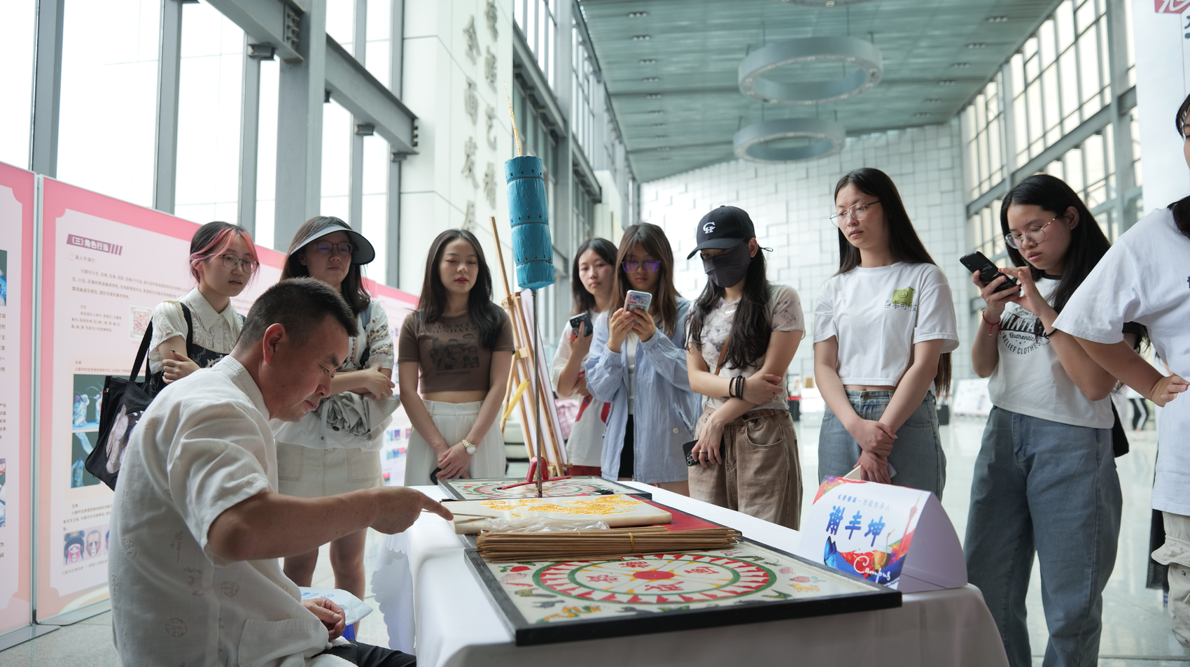 在高校播下热爱非遗的种子 2023成都非遗共享计划高校非遗传播活动走进成都理工大学|川观新闻