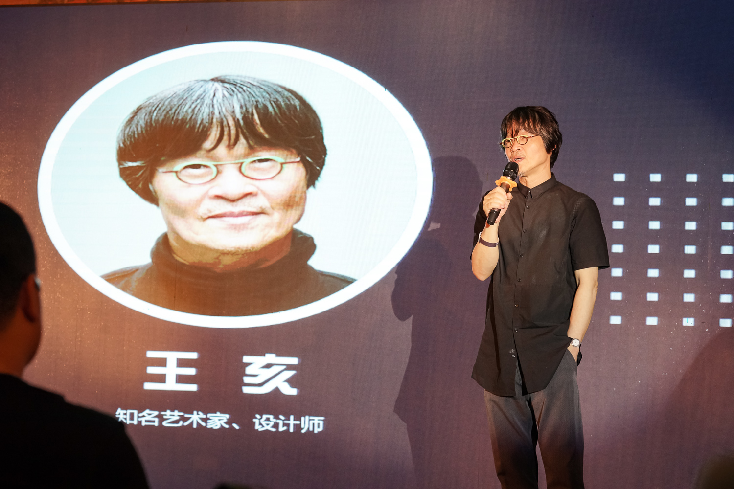 媒体人迟阿娟,设计师王亥,明星村官李君,美食家石光华,主持人罗小刚