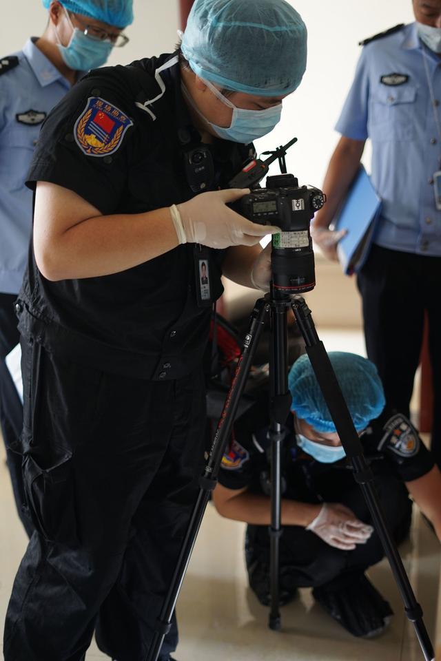 民警在拍摄固定证据