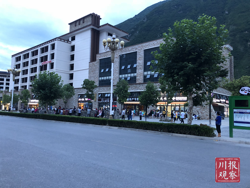 回到县城,天刚擦黑,白水河旁"九寨沟欢迎你"六个紫色大字闪闪发光.