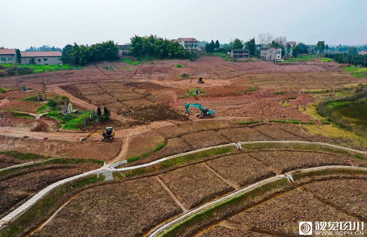 充分利用境内的山地资源实施荒山荒坡和脊薄地,滩涂地,低产田改造,变